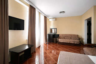 Гостиница Имера Витязево Семейный с балконом (вид на бассейн)-2