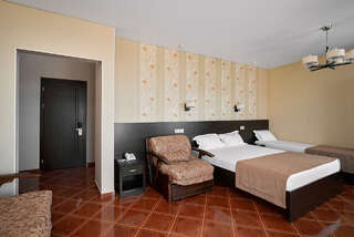 Гостиница Имера Витязево Семейный с балконом (вид на бассейн)-1